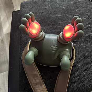 Anwender mit Siaasoo Bionic Touch Nackenmassage