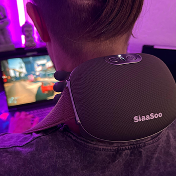 Frau genießt Infrarot-Massage