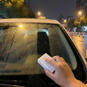 CrystalShine Magischer Schwamm – Ein Wisch entfernt Schleier für sicheres, klares Fahren.