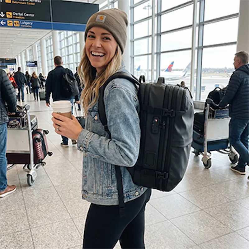 Reisende mit Airo Vakuumrucksack am Flughafen