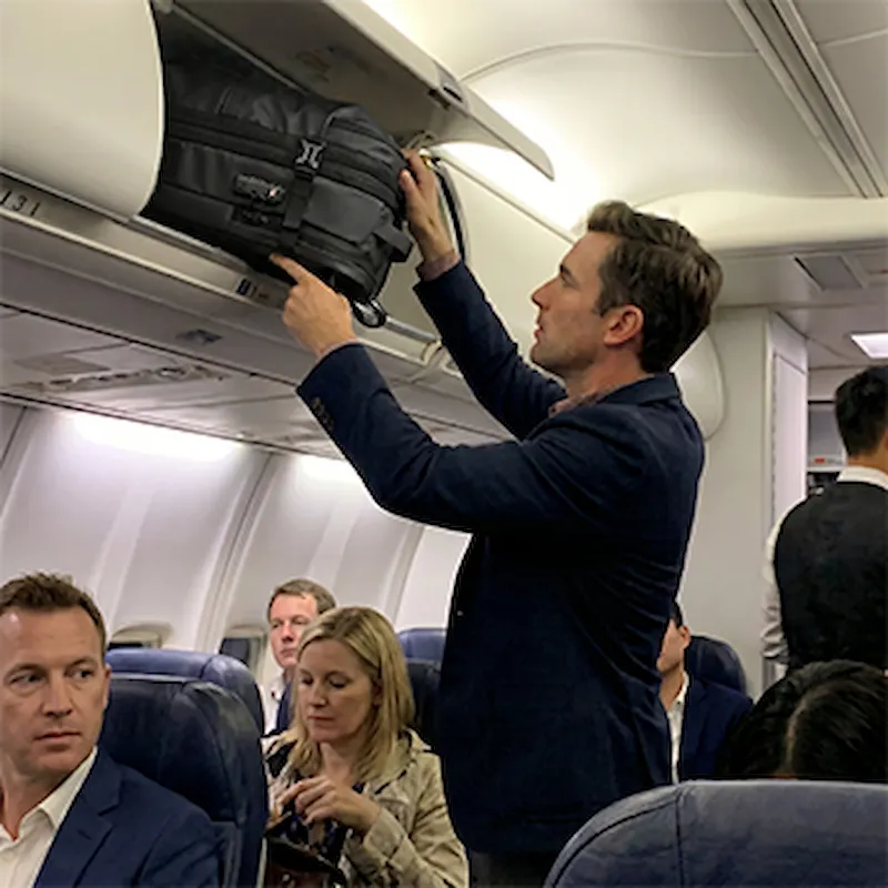 Mann packt Airo Vakuumrucksack für Geschäftsreise