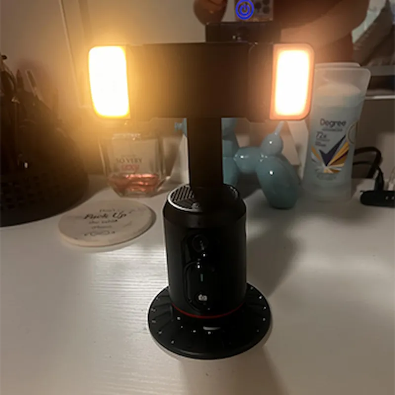 Frau macht TikTok-Content mit FocusFlow™ Auto-Tracking-Ständer