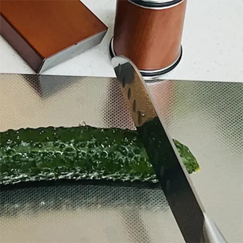 Frau erfreut über scharfes Messer nach Hatori Edge