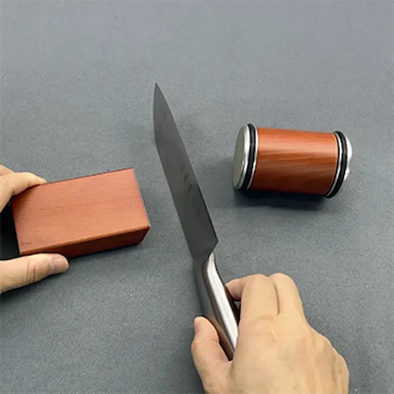 Mann schärft Messer mit Hatori Edge in der Küche
