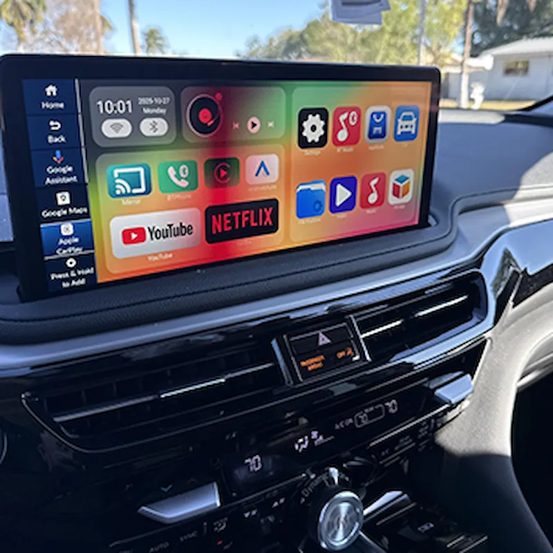Mann streamt Netflix auf seinem Autobildschirm mit der Roadcast Carplay AI Box