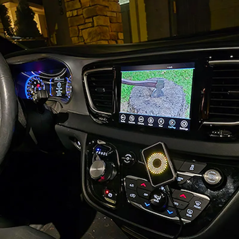 Geschäftsfahrer mit kabelloser CarPlay-Verbindung via Roadcast in seinem Auto