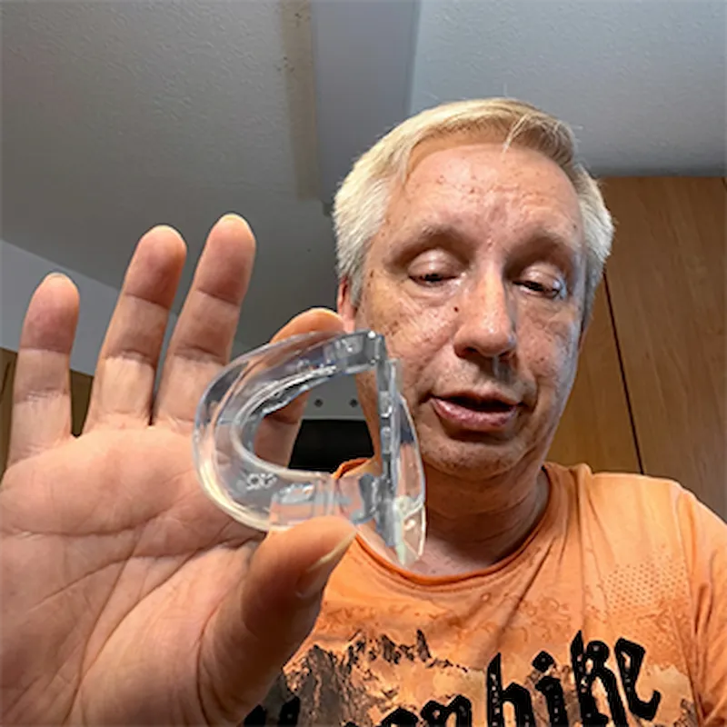 Mann stellt Silentia Pro vor dem Schlafen ein