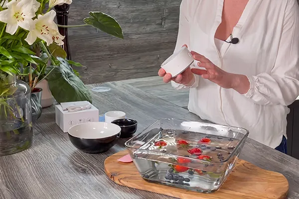Mutter mit Kindern beim Reinigen von Gemüse mit CleanShield
