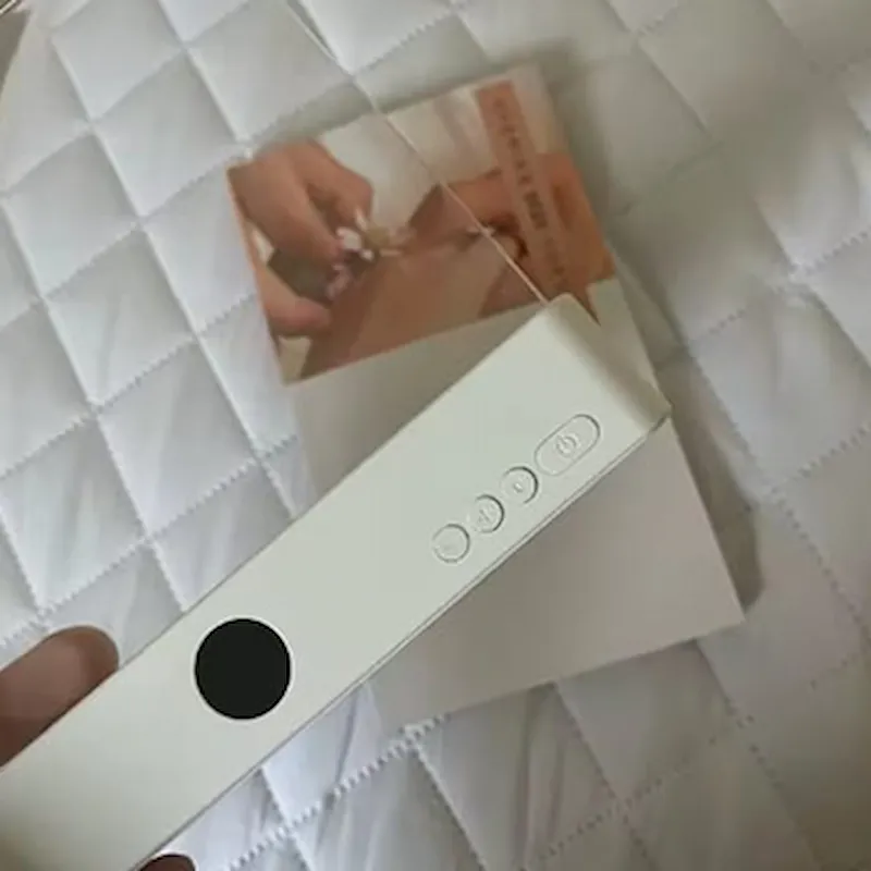 Mann liest mit LucidLens während Partner neben ihm schläft