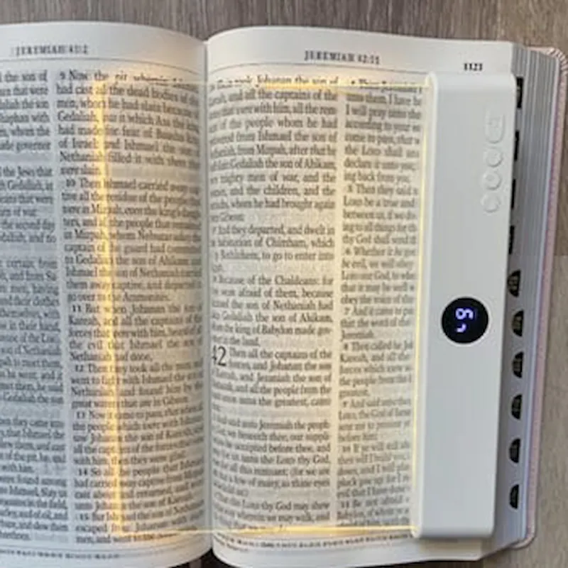 Frau liest Buch mit LucidLens vor dem Schlafen