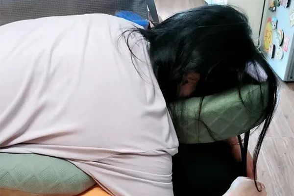 NapaNest Massagerahmen auf Bett im Schlafzimmer aufgestellt