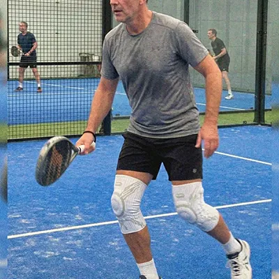 Padel-Spieler mit NexusBrace Pro im Einsatz