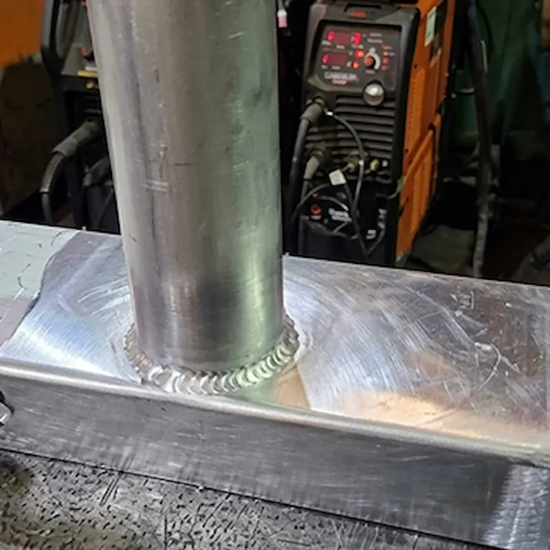 Heimwerker repariert Aluminium-Gartenstuhl mit UpCraft Schweißstäben