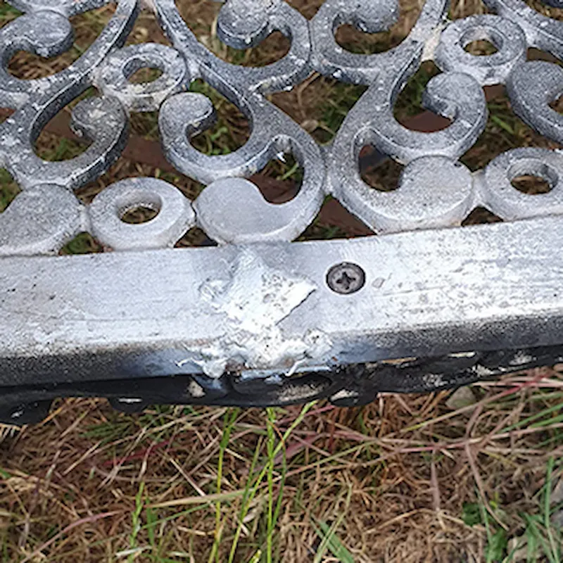 Mann benutzt Gasbrenner für Aluminium-Wohnwagenreparatur