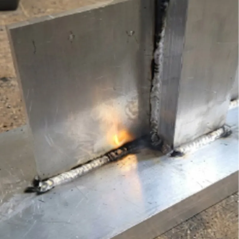 Frau repariert Aluminium-Dachrinne selbst mit Schweißstäben