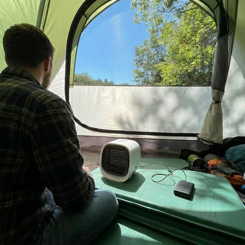 Frau mit AeroMini 2.0 im Zelt auf dem Campingplatz