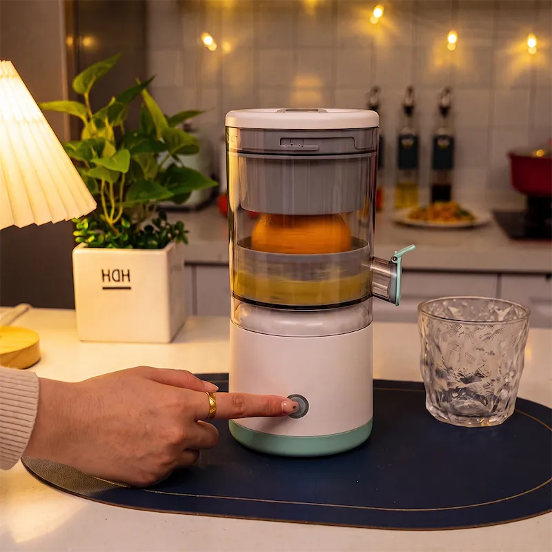 Frau presst frischen Orangensaft mit der CitroMax