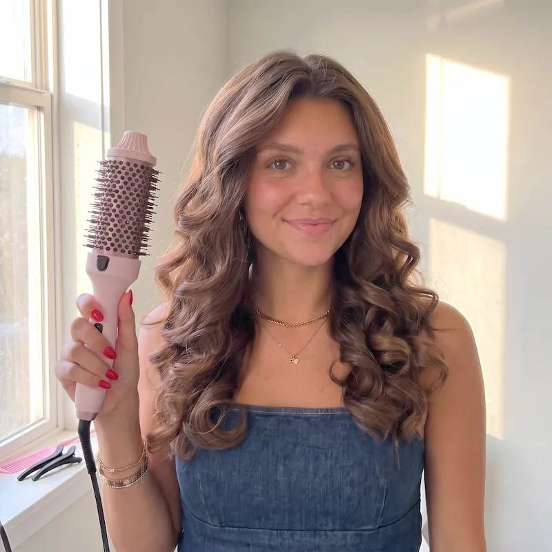 Frau mit voluminösem Blow-out dank LumiCurl