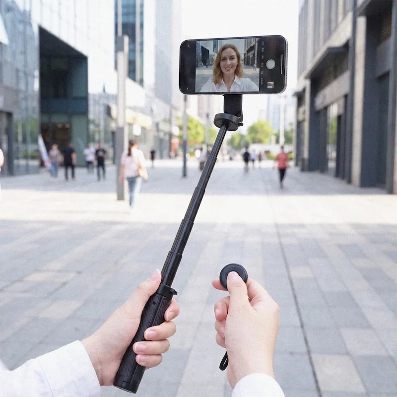 Mann benutzt MagStick Pro für TikTok Aufnahmen hands-free