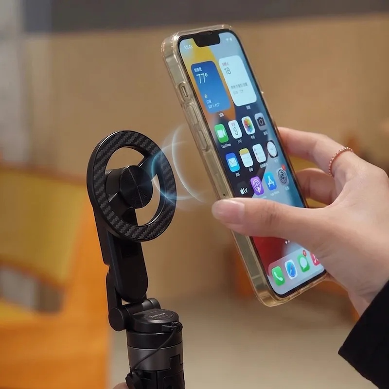 Handy rastet magnetisch am MagStick Pro ein