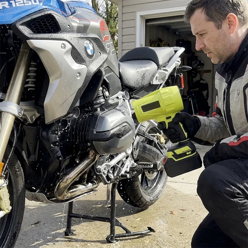 Motorradfahrer trocknet Motorblock mit AirStorm V2