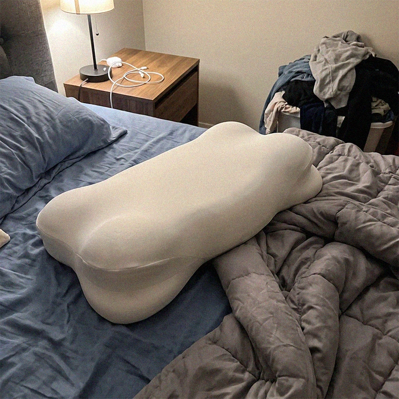CloudNest Kissen mit Nacken-Kontur auf dem Bett